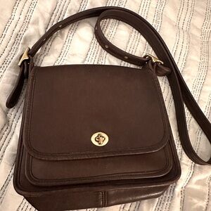 COACH Vintage Bag 9061 Crossbody
Mahogany Brown handcrafted in México